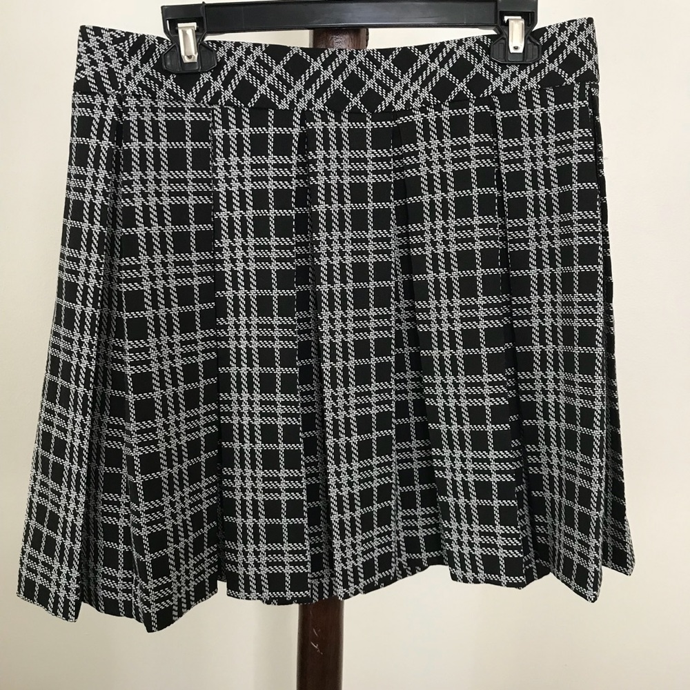 Banana Republic pleated skirt size 12, NWT